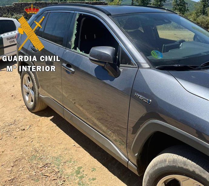 Uno de los coches en los que rompió la ventanilla para robar en los entornos de Candelario.