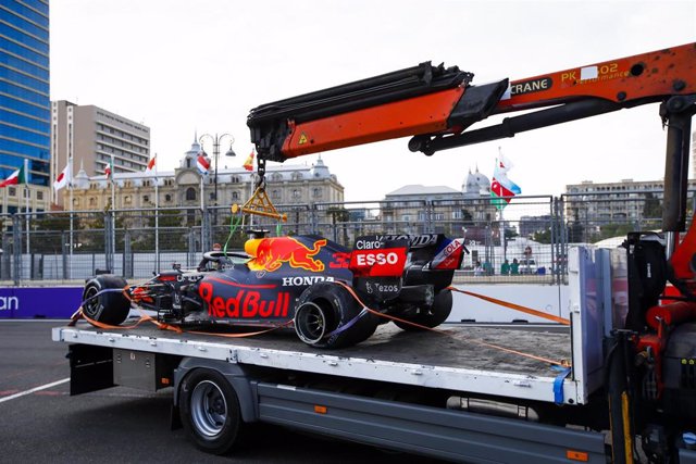La grúa retira el Red Bull de Max Verstappen tras su accidente en el Gran Premio de Azerbaiyán