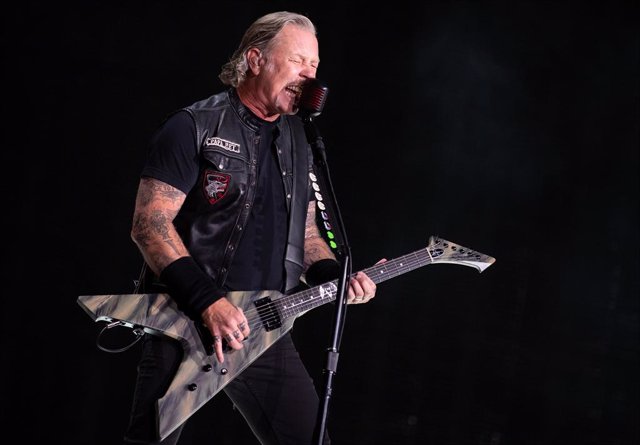 Archivo - FILED - 23 August 2019, Bavaria, Munich: James Hetfield from the American heavy metal band Metallica preforms on stage during the band's WorldWired tour. Metallica announced that James Hetfield has gone into rehab as New Zealand and Australia to