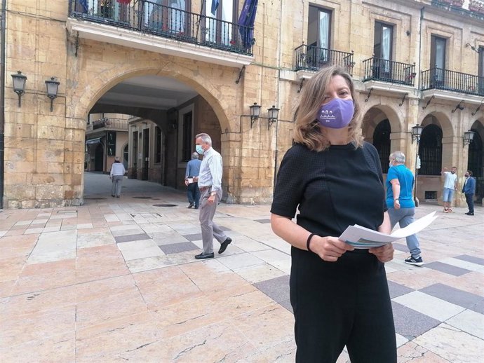 La portavoz de Somos, Ana Taboada, en la plaza del Ayuntamiento.