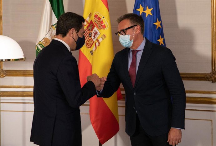 El presidente de la Junta, Juanma Moreno (i), se reúne con el portavoz del grupo parlamentario de Vox , Manuel Gavira (d), antes de reunirse, con el presidente del Gobierno, Pedro Sánchez, a 15 de junio de 2021, en el Palacio de San Telmo de Sevilla, An