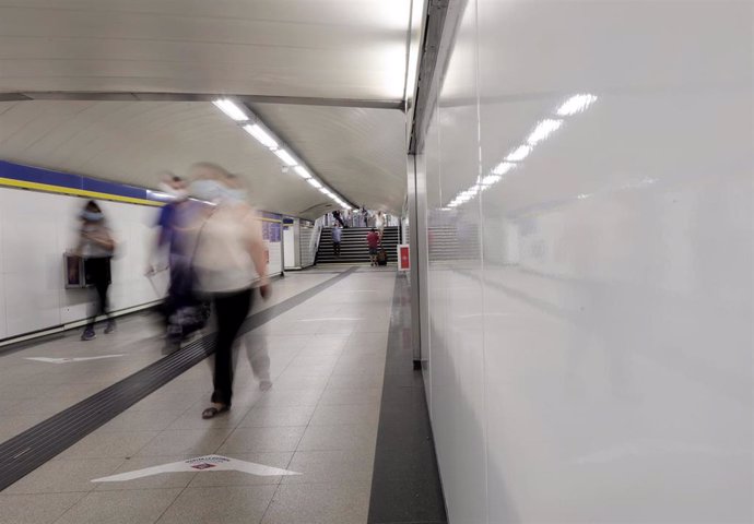 Pasajeros en la estación de Sol de Metro de Madrid.