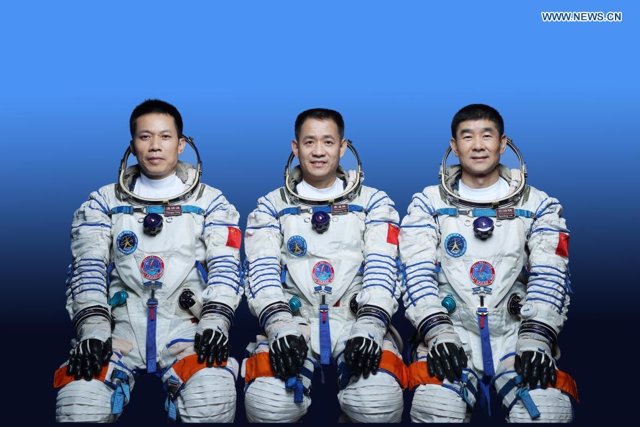 Esta foto muestra a los astronautas chinos Nie Haisheng (C), Liu Boming (D) y Tang Hongbo, quienes llevarán a cabo la misión de vuelo espacial tripulado Shenzhou-12.