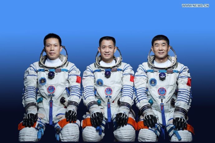Esta foto sin fecha muestra a los astronautas chinos Nie Haisheng (C), Liu Boming (D) y Tang Hongbo, quienes llevarán a cabo la misión de vuelo espacial tripulado Shenzhou-12.