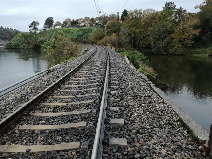 Trabajos de electrificación en la vía Ourense-Monforte