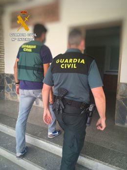 Agentes de la Guardia Civil en la entrada del puesto de Navalmoral de la Mata.