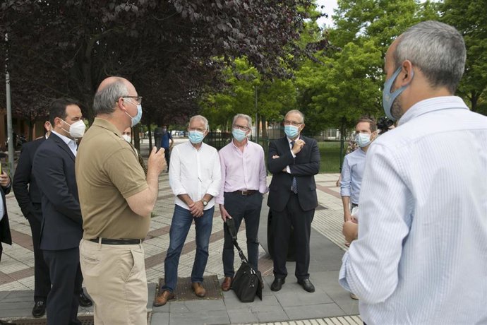 Visita de la Gerrencia y Comisión de Urbanismo del Ayuntamiento de Pamplona a un punto de recarta para vehículos eléctricos