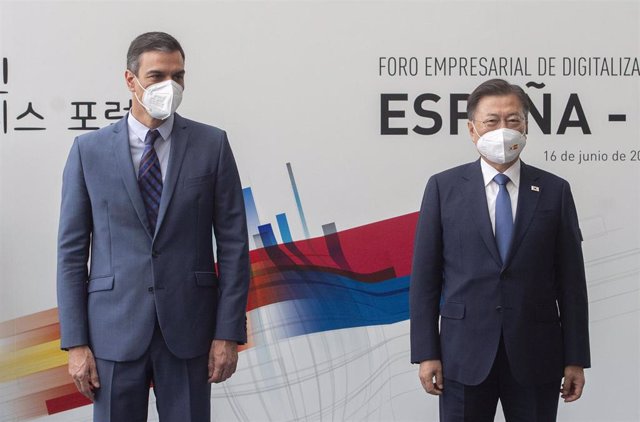 El presidente del Gobierno, Pedro Sánchez (i), y el presidente de la República de Corea, Moon Jae-in, posan en una fotografía en la inauguración del Foro empresarial España-Corea