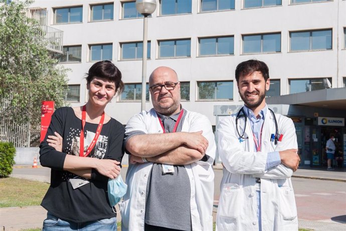 Los investigadores responsables del estudio, Marta Tajes, Josep Comín y Carles Díez López, del grupo de investigación Bioheart del Hospital Universitari de Bellvitge, en L'Hospitalet de Llobregat (Barcelona).