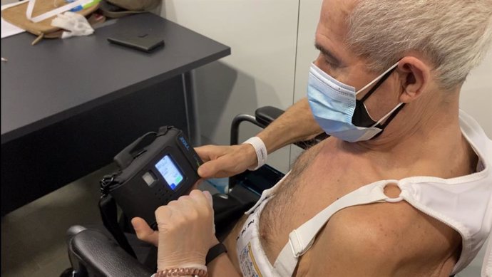 Un paciente utiliza un chaleco desfibrilador portátil ante el riesgo de muerte súbita cardiaca.