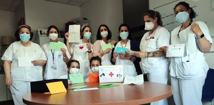 Profesionales del Hospital de Valme con el 'kit de energía' realizado por un colegio de Carrión.