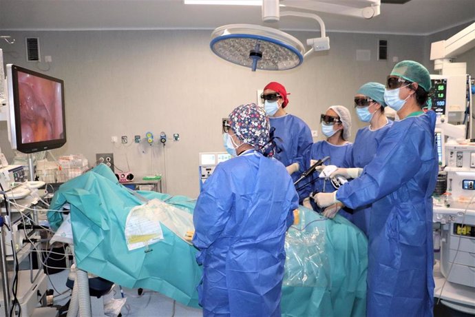 Profesionales del área de Urología del Juan Ramón Jiménez realizan la primera extirpación de un tumor de vejiga por laparoscopia en 3D en Huelva.