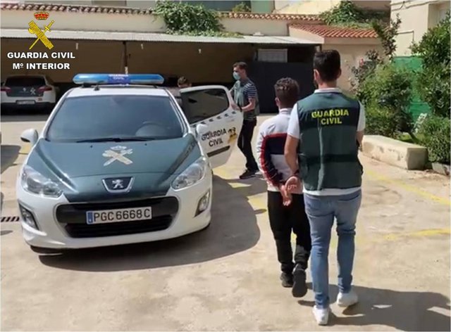 Detenidos por robar tarjetas bancarias del interior de 60 coches en Callosa de Segura y Bigastro