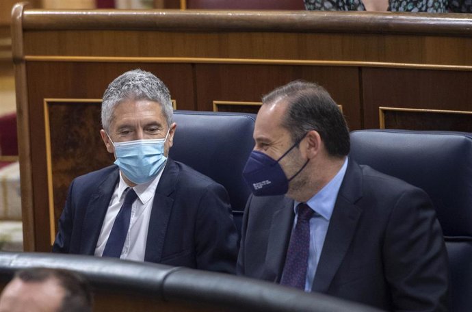 El ministro de Interior, Fernando Grande-Marlaska (i); y el ministro de Transportes, Movilidad y Agenda Urbana, José Luis Ábalos, durante una sesión de control al Gobierno