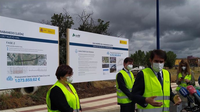 El consejero de Fomento y Medio Ambiente, Juan Carlos Suárez-Quiñones, durante su presencia en San Andrés del Rabanedo con la alcaldesa, Camino Cabañas, y un representante de ADIF.