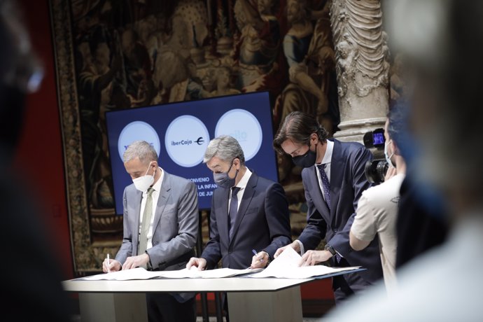 Antoni Bover, presidente de Mazars España; Víctor Iglesias, consejero delegado de Ibercaja Banco, y Antonio López, consejero delegado de Silo firman el convenio