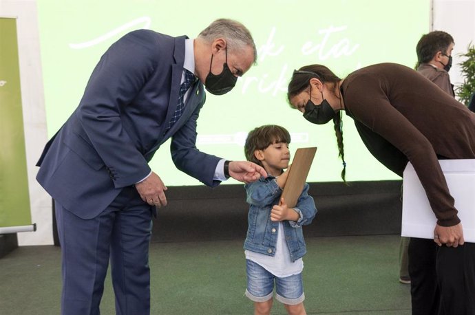 El Lehendakari, Iñigo Urkullu, con un niño en el acto de reconocimiento del Gobierno Vasco a la comunidada educativa en este 'curso covid'