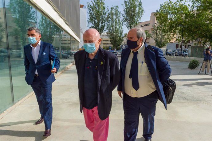 El empresario balear y exministro Abel Matutes (c) llega acompañado a la sede judicial de Ibiza.