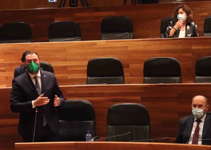 El presidente del Principado, Adrián Barbón, en la Junta General.