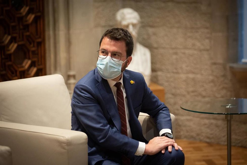 El president de la Generalitat, Pere Aragons, durante una reunión con el presidente Junts en el Parlament, Albert Batet, y la portavoz de la formación, Mnica Sales. ARCHIVO.