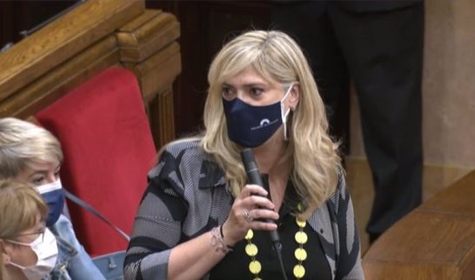 La consellera de Drets Socials de la Generalitat, Violant Cervera, en el ple del Parlament.