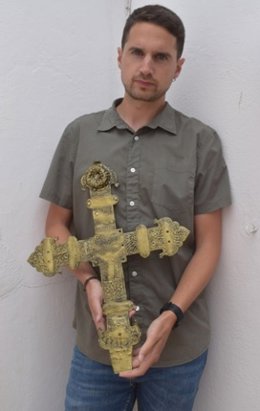 El arqueólogo Gonzalo García Vegas junto a la reproducción de la cruz gótica hallada en Ribarredonda