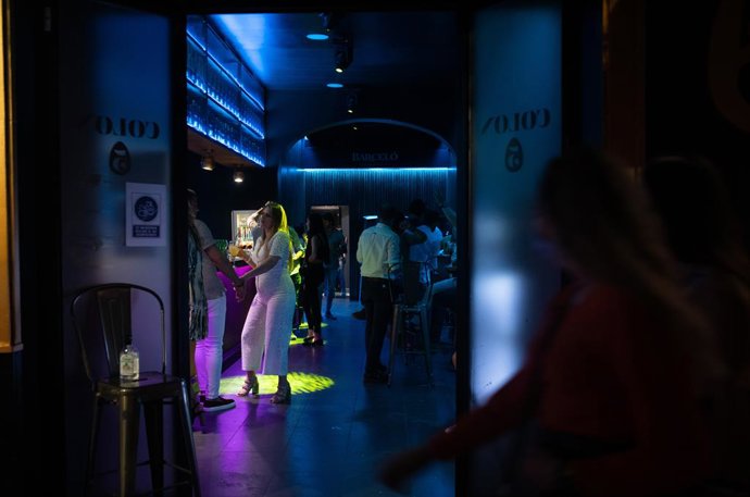 Archivo - Arxiu - Diverses persones en un bar musical.