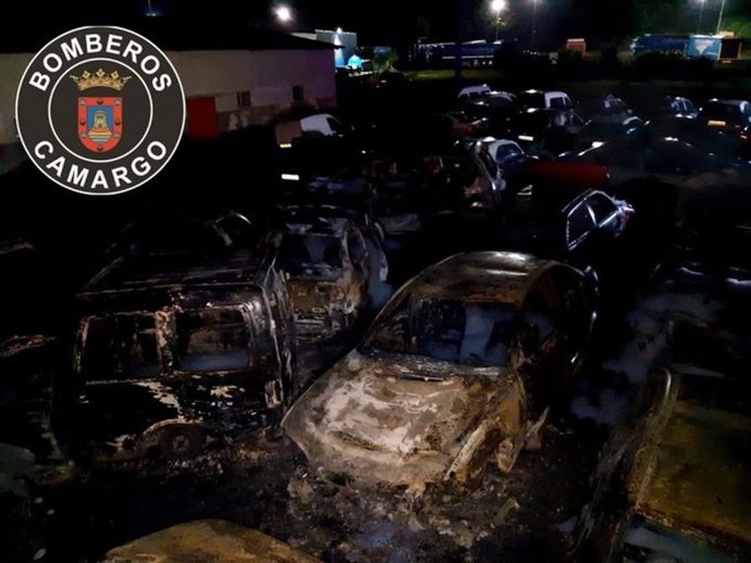Coches afectados por el incendio en Herrera de Camargo