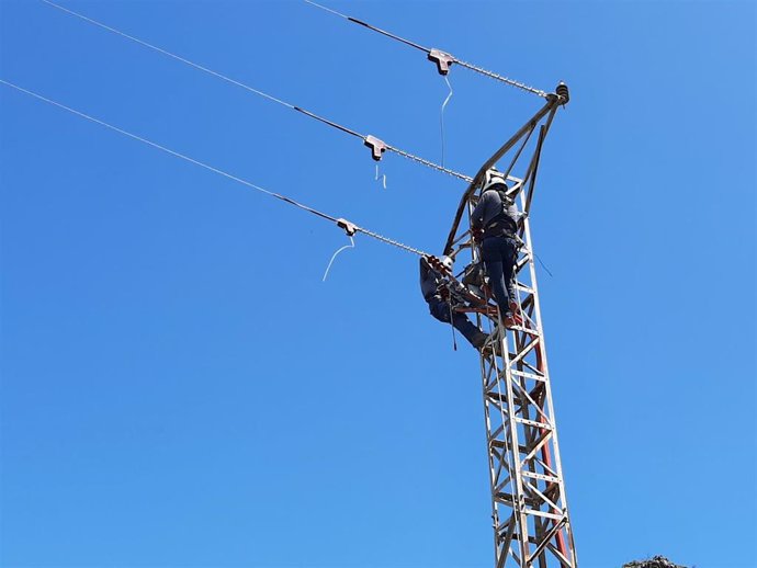 Endesa reforma una línea eléctrica en el Parque Natural del Cap de Creus (Girona)