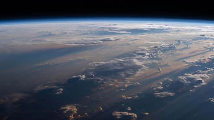 El amanecer ilumina la atmósfera de la Tierra, visto desde la Estación Espacial Internacional.
