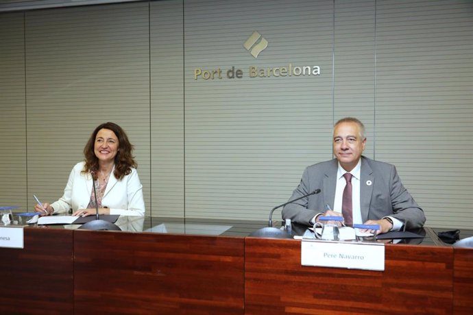 La presidenta del Puerto de Barcelona, Merc Consesa, y el delegado especial del Estado en el Consorci de la Zona Franca de Barcelona (CZFB), Pere Navarro, durante la firma del convenio.