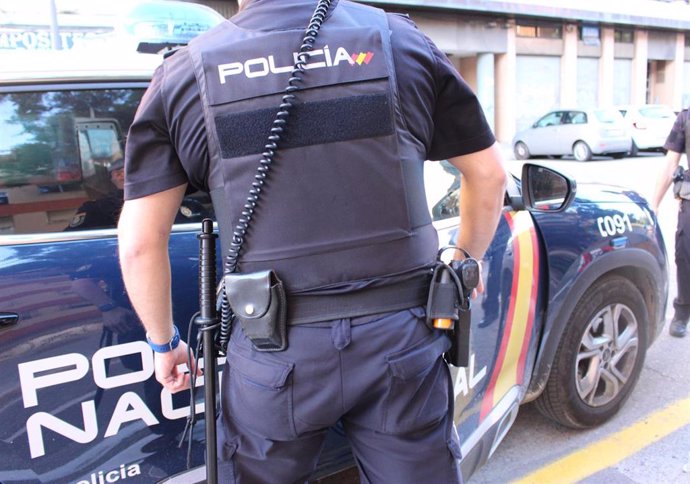 Un agente de la Policía Nacional