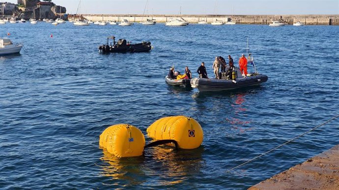 Recuperación del muelle flotante del Ejército que se llevó el oleaje en Castro Urdiales