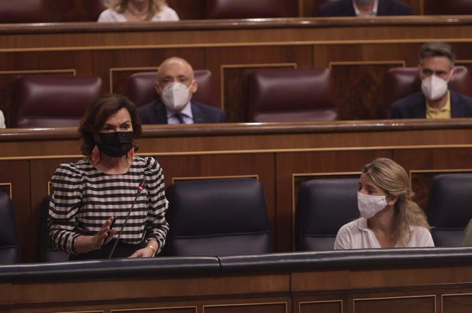 La vicepresidenta primera y ministra de la Presidencia, Relaciones con las Cortes y Memoria Democrática, Carmen Calvo, interviene en una sesión de control al Gobierno.