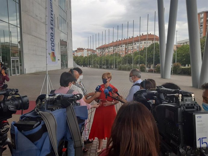 La consejera vasca Arantxa Tapia realiza declaraciones a los medios junto al BEC, en Barakaldo.