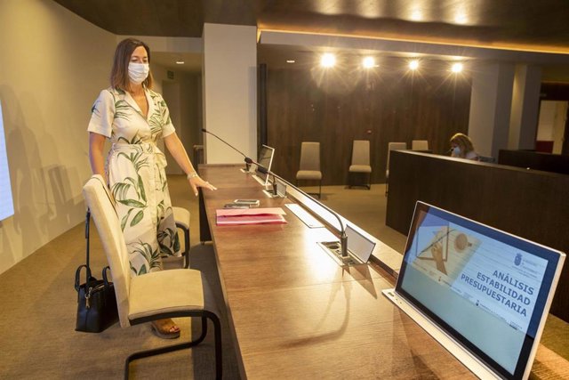 La consejera de Economía y Hacienda, María Sánchez, analiza la estabilidad presupuestaria de Cantabria.