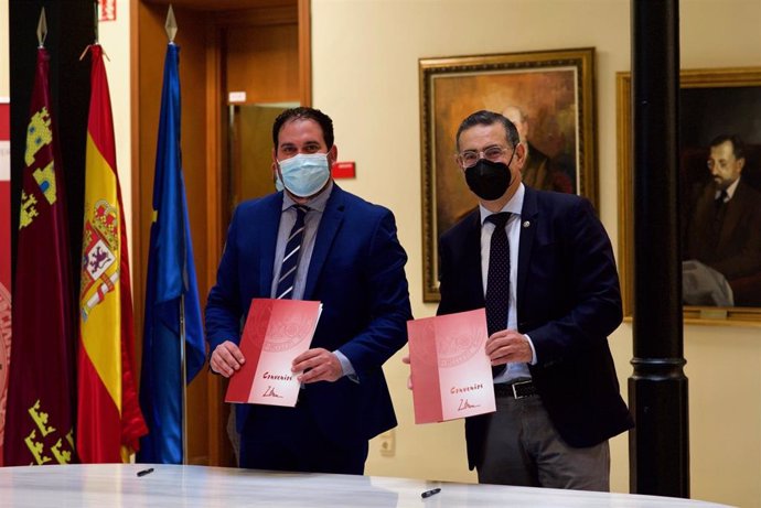 Imagen de la firma del acuerdo entre el rector de la UMU y el alcalde de Los Alcázares
