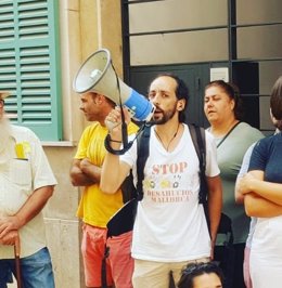 Archivo - El portavoz de Stop Desahucios Mallorca, Joan Segura, en una protesta en septiembre de 2019.