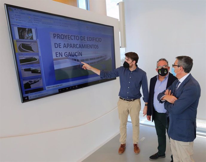 El presidente de la Diputación, Francisco Salado, con el alcalde de Gaucín, Pedro Godino, visualiza el proyecto de edificio para aparcamiento