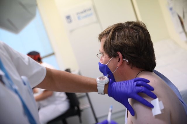 Almeida recibe la primera dosis de la vacuna frente al Covid