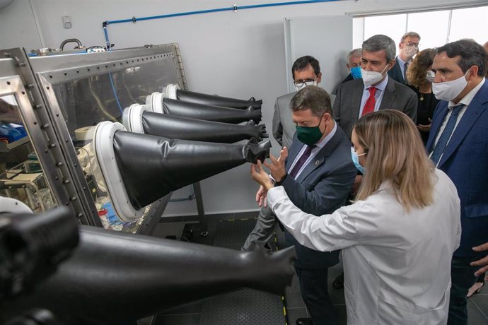 El presidente de Castilla-La Mancha, Emiliano García-Page, asiste  a la presentación de la planta piloto de producción de celdas para baterías de la empresa Phi4tech.