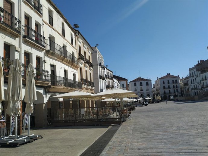 Las terrazas de la parte baja de la Plaza Mayor de Cáceres se reordenarán y se reducirán para evitar aglomeraciones