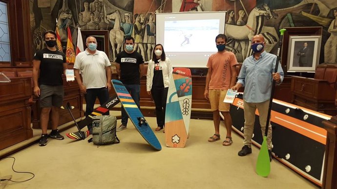 Presentación del Programa de Actividades Fluviales para este verano de la DPZ con representantes del Club Kitesurf  La Loteta, Ebronautas y Río Caspe Aventura, y a Cristina Palacín, diputada delegada de Turismo, y  Alfredeo Zaldívar, alcalde de Remolinos