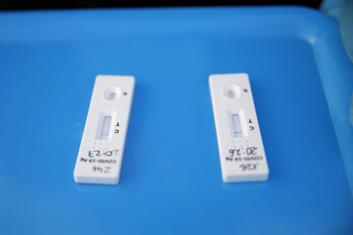 Un sanitario prepara un test de antígenos. 