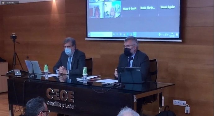 El presidente de CEOECyL, Santiago Aparicio, (i) y el presidente de la Comisión, Agustín Lorenzo, durante la presentación de éste órgano.