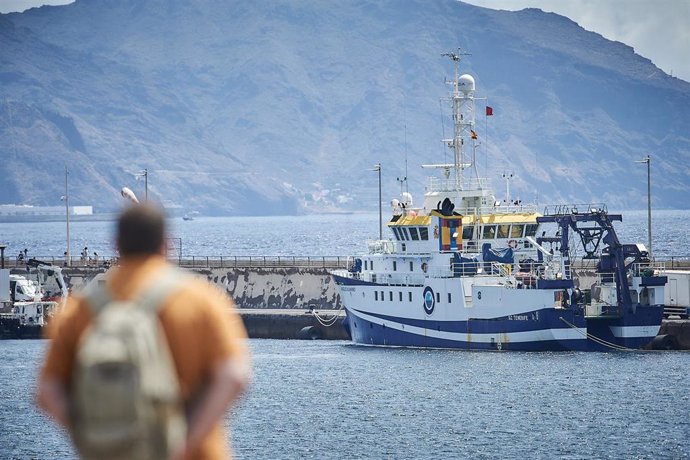 Un hombre observa al buque oceanográfico 'Ángeles Alvariño' dentro del dispositivo de búsqueda de las niñas de Tenerife desaparecidas con Tomás Gimeno