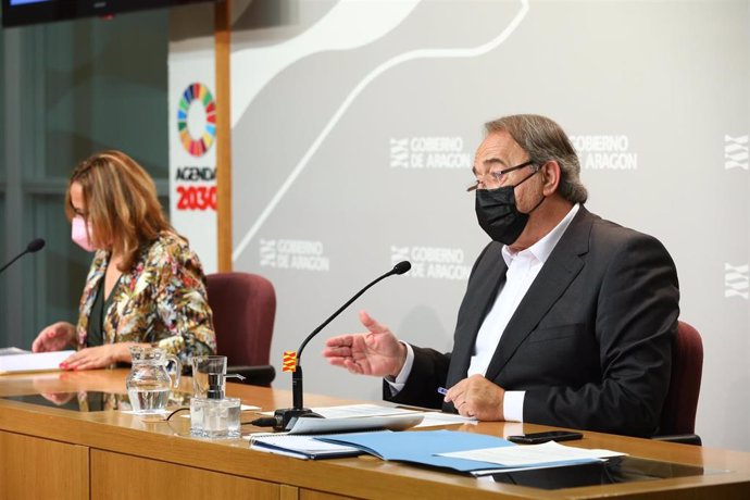 Los consejeros de Hacienda, Carlos Pérez Anadón, y Presidencia, Mayte Pérez.