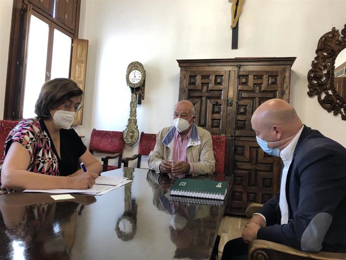 Imagen de la reunión de la presidenta de la Diputación, Ángeles Armisén, con el alcalde de Mazariegos, Anastasio Morate, (c) y el diputado de zona, Luis Calderón.