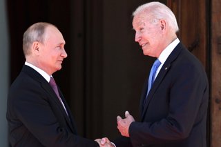 El presidente ruso, Vladimir Putin, y el estadounidense, Joe Biden, antes de su reunión en Ginebra.