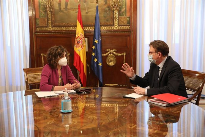 Archivo - La ministra de Hacienda, María Jesús Montero, durante un encuentro con el presidente de la Generalitat valenciana, Ximo Puig, en la sede ministerial, en Madrid (archivo). 